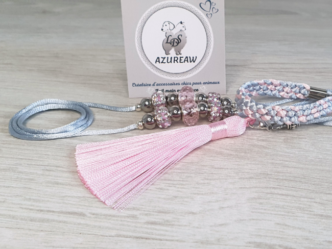 Laisse d’exposition argent et rose avec perles, pompon et sous-gorge tressé – Rose d’Argent