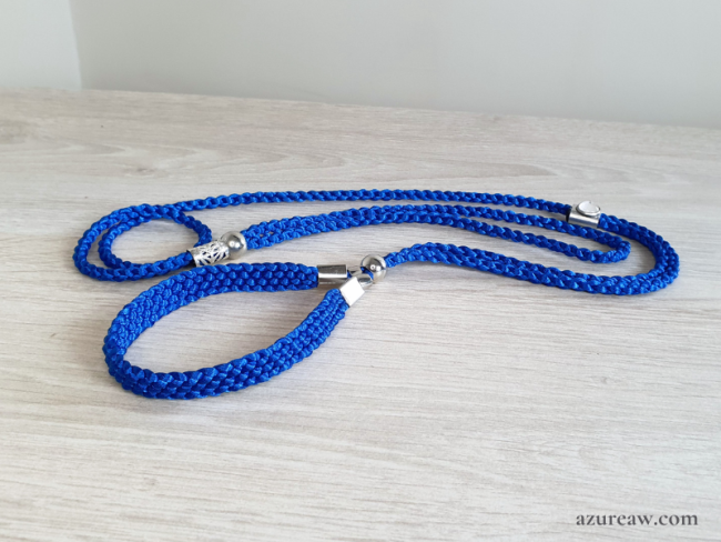 Laisse d’exposition bleu roi  Azureaw avec sous-gorge, sans perles et finition argentée.