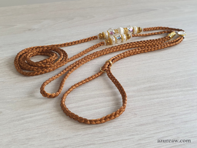 Laisse d’exposition couleur cannelle tressée main avec perles ivoire et finition dorée pour chien