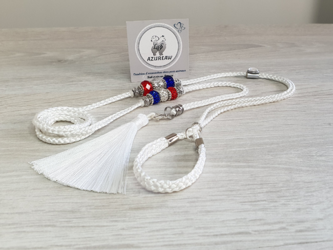 Azureaw – Laisse d’exposition blanche élégante avec perles tricolores – Élégance Intemporelle Laisse d’exposition blanche avec perles bleu blanc rouge et pompon blanc – modèle Élégance Intemporelle Azureaw