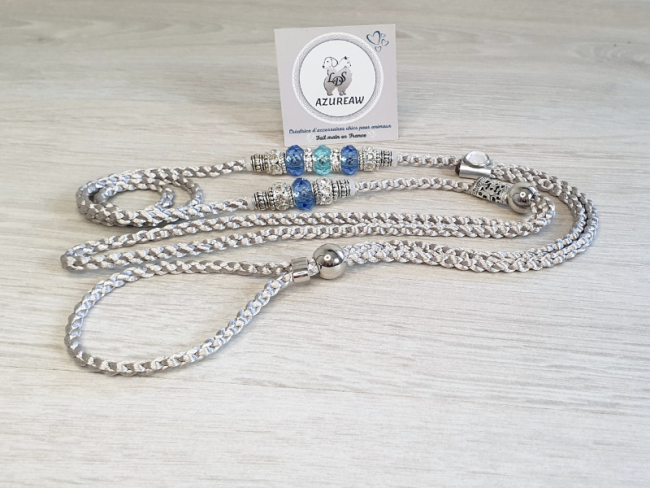 Laisse d’exposition Azur Boréal Azureaw, tressage Argenté avec perles bleues, turquoises et argentées.
