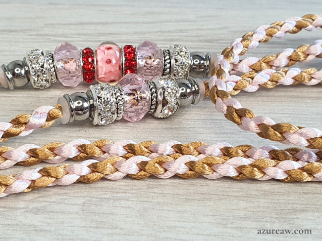Laisse d’exposition Tendresse Caramel Azureaw, tressage caramel et rose poudré avec perles lumineuses et argentées. 
