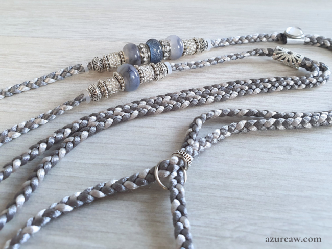 Laisse d’exposition canine Azureaw tressée gris et argent avec perles, entièrement tressée main. Laisse d’exposition canine Élégance Argentée Azureaw, gris et argent avec perles, entièrement tressée main.