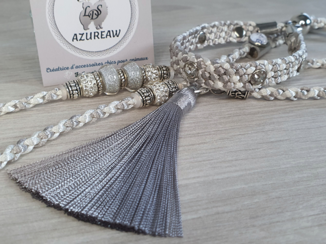 Laisse d’exposition blanche et argent avec perles, strass au sous-gorge et pompon argenté – modèle Étoile Argentée