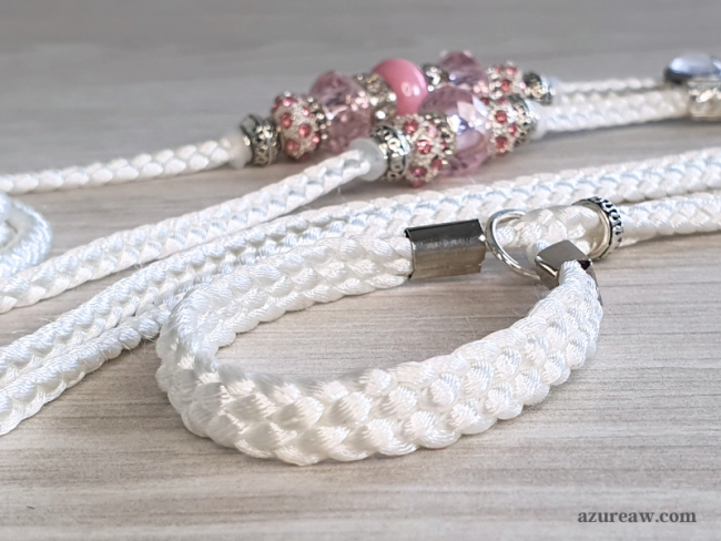 Laisse d’exposition canine Éclat Rosé Azureaw, blanche avec perles, entièrement tressée main.