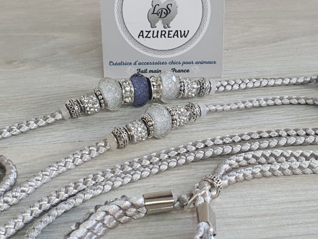 Laisse d’exposition canine Azureaw tressée argent avec perles et pailleté au sous-gorge, entièrement tressée main. Laisse d’exposition canine Éclat d’Argent Azureaw, avec perles et pailleté au sous-gorge, entièrement tressée main.
