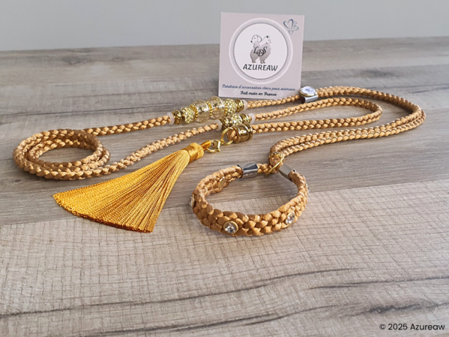 Laisse d’exposition canine Caramel Éclat Azureaw, caramel avec perles, strass et pompon, entièrement tressée main.