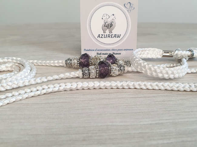 Laisse d’exposition canine Azureaw tressée blanche avec perles, entièrement tressée main. Laisse d’exposition canine Douceur Prune Azureaw, blanche avec perles, entièrement tressée main.