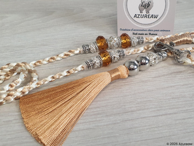 Laisse mousqueton ivoire & Champagne Azureaw poignée et pompon amovible avec perles champagne, finition argentée.