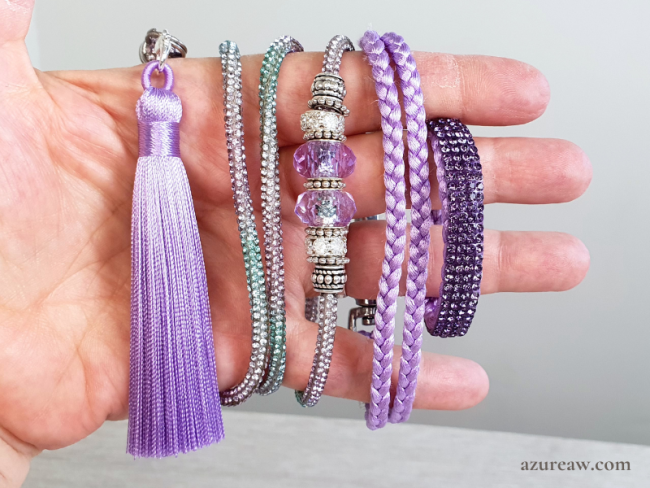 Laisse d'expo Signature Scintillante - Brume de Lilas tenue en main avec strass collier intégré et pompon