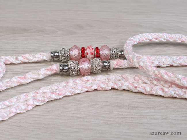 Laisse d’exposition Prestance Poudrée Azureaw, tressée blanc et rose bébé avec perles 