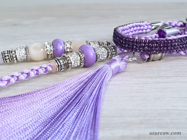 Laisse d’exposition Luxe Cristal Éclat de Lilas, tressée à la main parme avec sous-gorge strassée pour moyen chien.