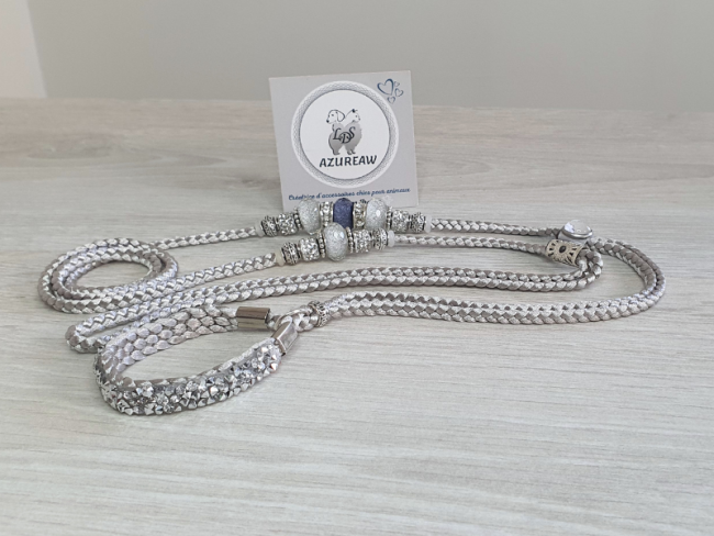 Laisse d’exposition canine Azureaw tressée argent avec perles et pailleté au sous-gorge, entièrement tressée main. Laisse d’exposition canine Éclat d’Argent Azureaw, avec perles et pailleté au sous-gorge, entièrement tressée main.