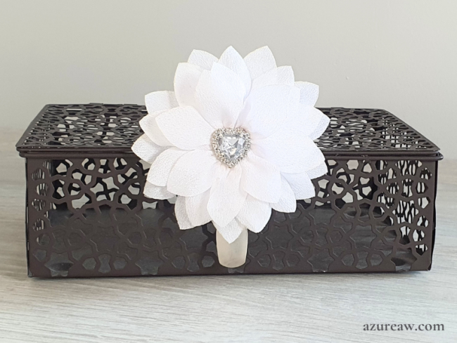 Broche porte-numéro Azureaw Fleur blanche sublimée d'un cœur strass blanc - Fait main Broche porte-numéro Azureaw Fleur blanche sublimée d'un cœur strass blanc - Fait main