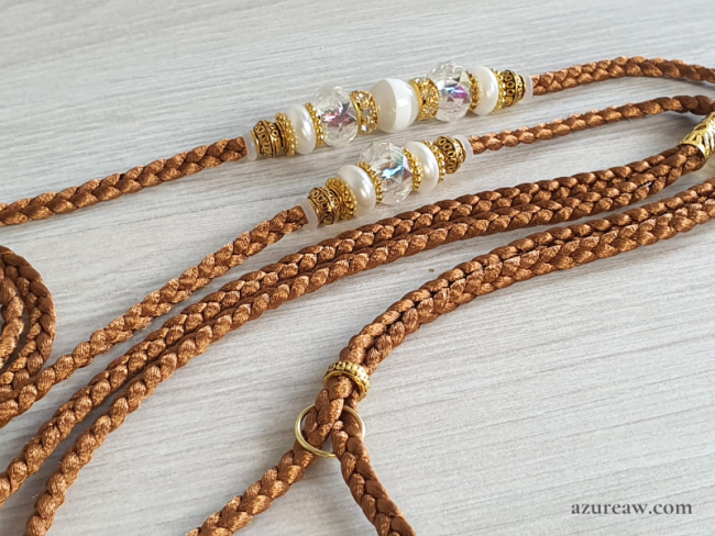 Laisse d’exposition couleur cannelle tressée main avec perles ivoire et finition dorée pour chien