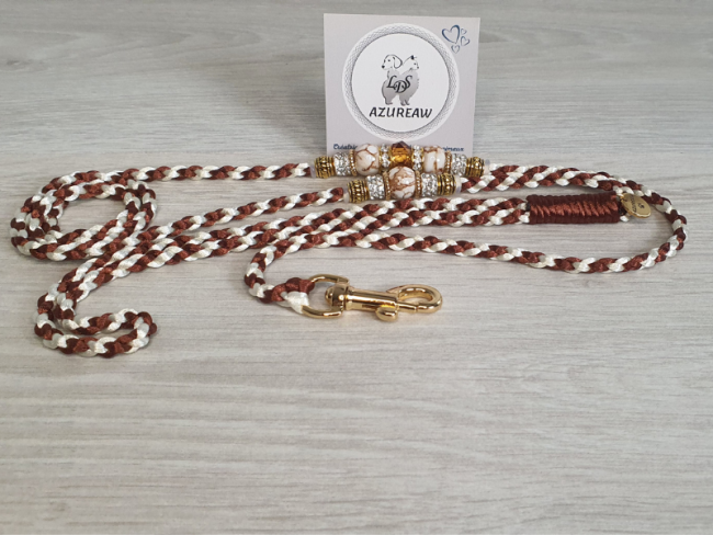 Laisse mousqueton Noisette d’Ivoire Azureaw, un tressage noisette & ivoire avec perles champagne, marbrées et finition dorée