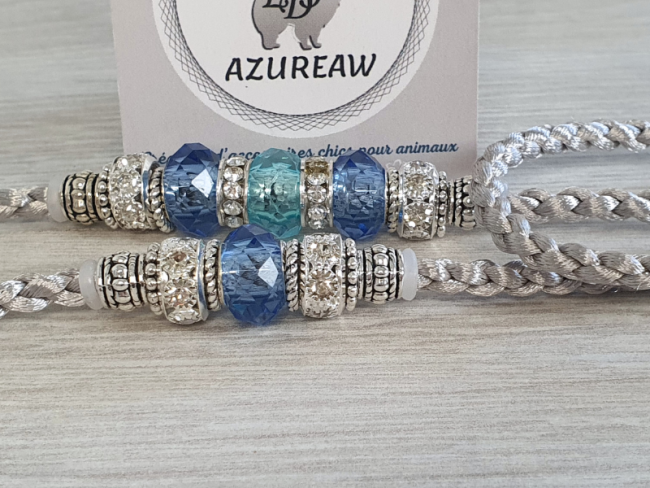 Laisse d’exposition Azur Boréal Azureaw, tressage Argenté avec perles bleues, turquoises et argentées.