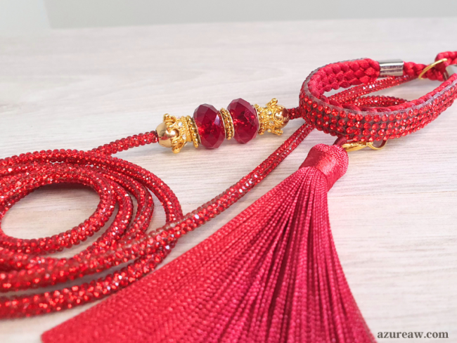 Détail des strass perles rouge intense et pompon de la laisse expo Signature Scintillante - Rubis impérial 