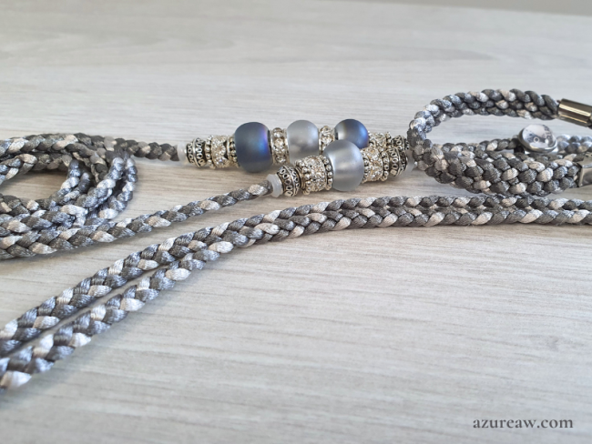 Laisse d’exposition canine Brume d'Argent Azureaw, Gris argenté avec perles, entièrement tressée main.