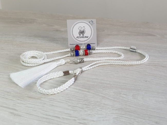 Azureaw – Laisse d’exposition blanche élégante avec perles tricolores – Élégance Intemporelle Laisse d’exposition blanche avec perles bleu blanc rouge et pompon blanc – modèle Élégance Intemporelle Azureaw