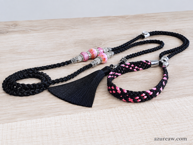 Laisse d’exposition ÉBÈNE ROSÉE noir avec perles roses et argent et pompon noir | Azureaw