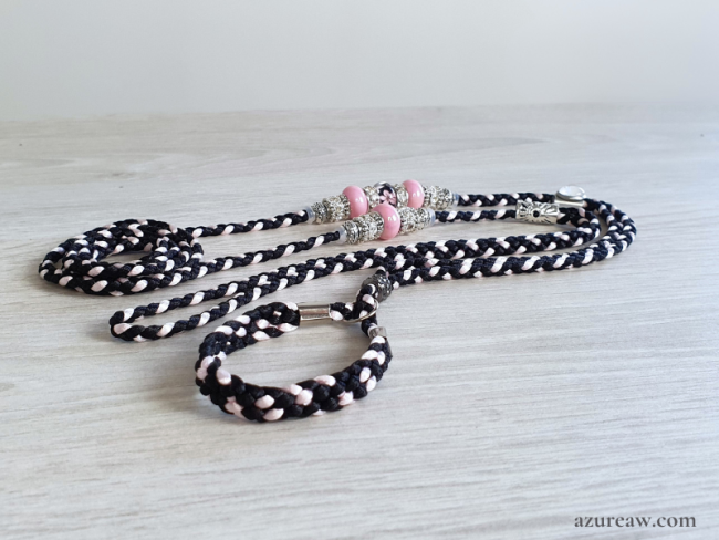 Laisse d’exposition canine Azureaw tressée noir et rose bébé avec perles et sous-gorge, entièrement tressée main. Laisse d’exposition canine Nuit Rosée Azureaw, noir et rose bébé avec perles et sous-gorge, entièrement tressée main.