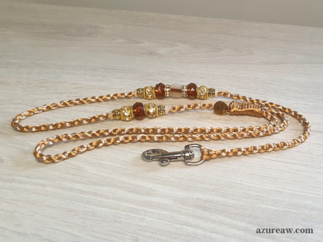 Laisse mousqueton Douceur d’Ambre Azureaw, un tressage fait main caramel & champagne avec perles.