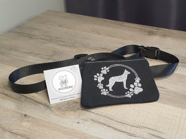 Pochette à friandises noire Modèle PATTES DE CHIEN personnalisée pailleté argenté fixation ceinture , Toutes races - Fait main Pochette à friandises noire Modèle PATTES DE CHIEN personnalisée pailleté argenté fixation ceinture , Toutes races - Fait main