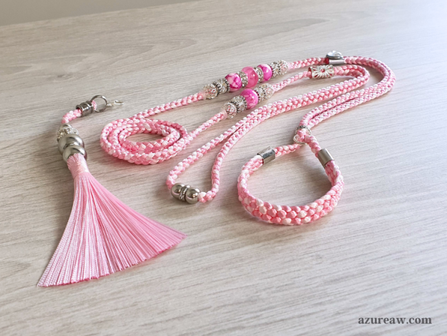 Laisse d’exposition canine Tendresse Rosée Azureaw, Duo de rose avec perles, entièrement tressée main.