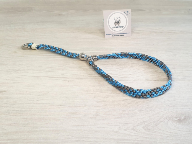 Collier coulissant plat Gris & turquoise - Fait main Collier coulissant plat Gris & turquoise - Fait main