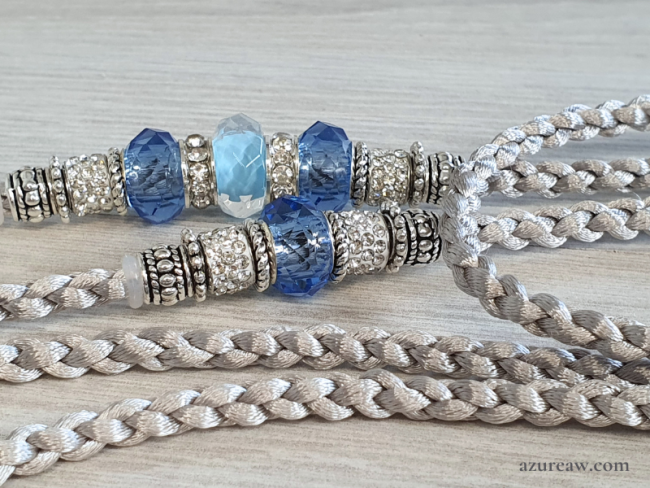 Laisse d’exposition Azur Boréal Azureaw, tressage Argenté avec perles bleues, turquoises et argentées.