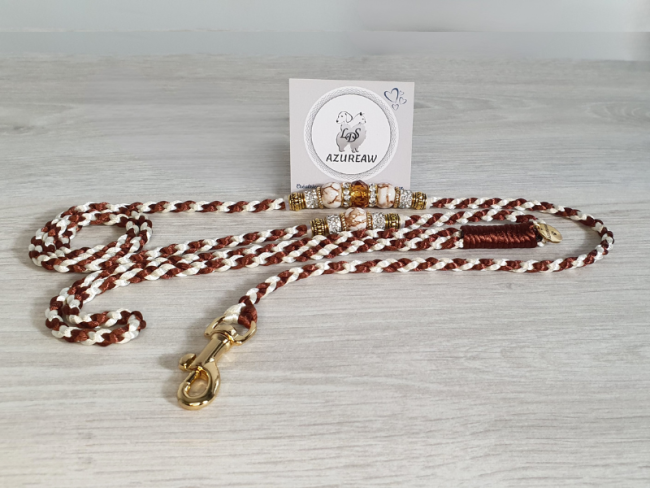 Laisse mousqueton Noisette d’Ivoire Azureaw, un tressage noisette & ivoire avec perles champagne, marbrées et finition dorée