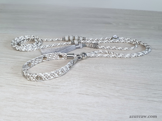 Laisse d’exposition blanche et argent – Étoile Argentée Azureaw Laisse d’exposition blanche et argent avec perles, strass au sous-gorge et pompon argenté – modèle Étoile Argentée