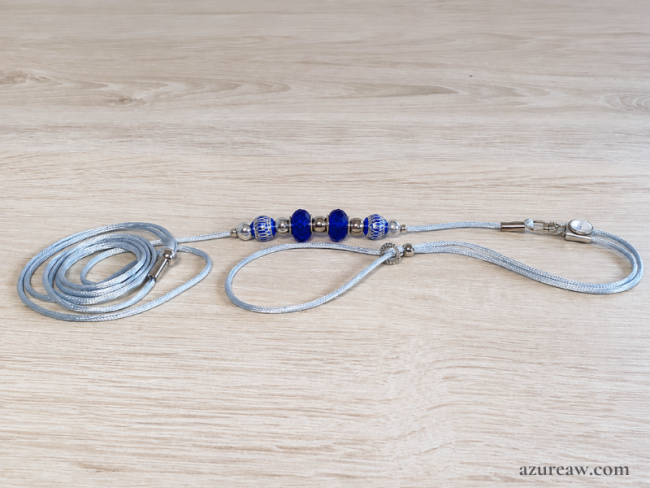 Laisse d’exposition cordon de satin gris bleu, perles marine et argentées – Azureaw