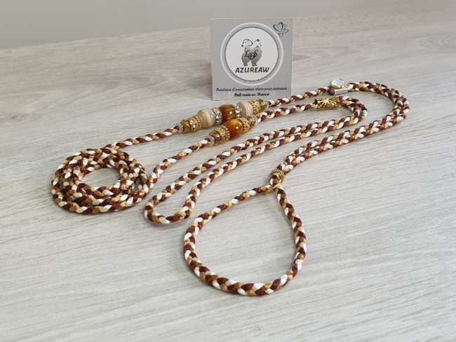 Laisse d’exposition canine Azureaw tressée noisette, caramel et ivoire avec perles, entièrement tressée main. Laisse d’exposition canine Élégance Ambrée Azureaw, noisette, caramel et ivoire avec perles, entièrement tressée main.