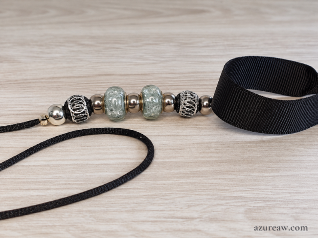Laisse d’exposition cordon de satin et sous-gorge noir, perles argentées – Azureaw