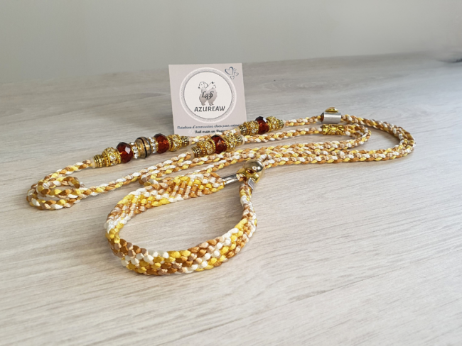 Laisse d’exposition tressée Caramel, champagne, ivoire et doré avec perles Azureaw Laisse d’exposition Perle d’Ambre Azureaw, tressage Caramel, champagne, ivoire et doré avec perles.