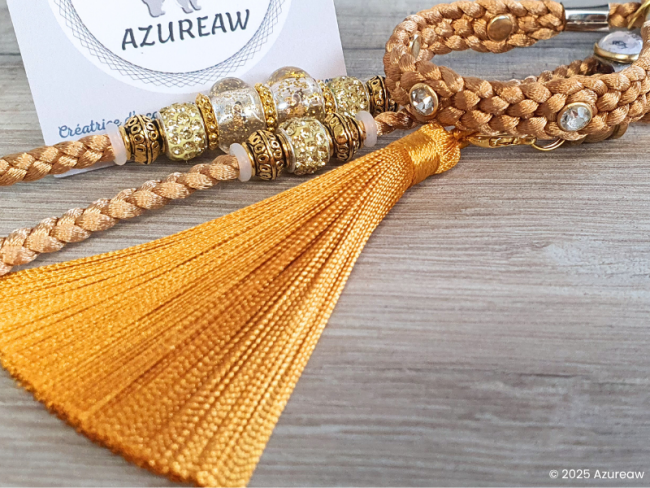 Laisse d’exposition canine Caramel Éclat Azureaw, caramel avec perles, strass et pompon, entièrement tressée main.