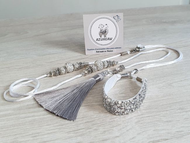 Laisse d’exposition satin blanc, perles strass argentées et blanches, sous-gorge pailleté et pompon argenté. – Azureaw