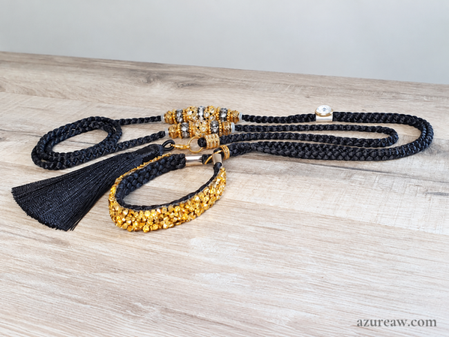 Laisse d’exposition canine Éclat Noir & Or Azureaw, noire avec sous-gorge pailleté, perles et pompon assorti , entièrement tressée main.