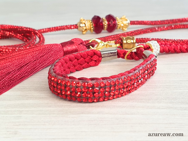 Détail des strass perles rouge intense et pompon de la laisse expo Signature Scintillante - Rubis impérial 