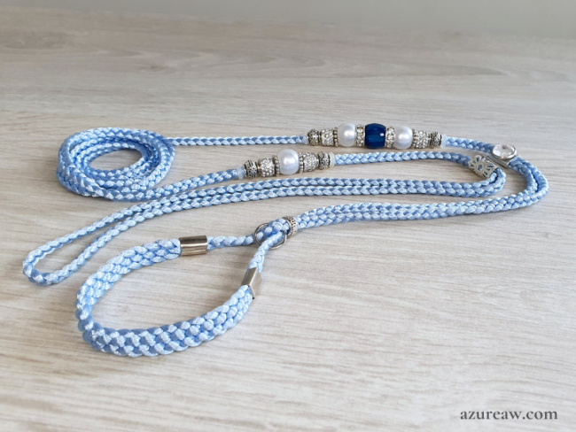 Laisse d’exposition canine Ciel de Perle Azureaw, bleu bébé avec perles, entièrement tressée main.