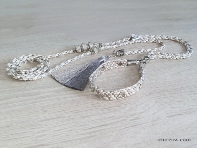 Laisse d’exposition blanche et argent – Étoile Argentée Azureaw Laisse d’exposition blanche et argent avec perles, strass au sous-gorge et pompon argenté – modèle Étoile Argentée