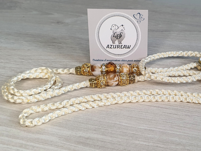 Laisse d’exposition tressée Ivoire avec perles ivoire, champagne et dorées Azureaw Laisse d’exposition Lumière D'ivoire Azureaw, tressage Ivoire avec perles ivoire, champagne et dorées.