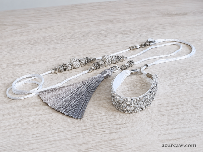 Laisse d’exposition satin blanc, perles strass argentées et blanches, sous-gorge pailleté et pompon argenté. – Azureaw