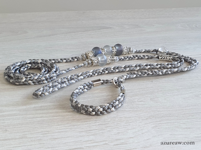 Laisse d’exposition canine Brume d'Argent Azureaw, Gris argenté avec perles, entièrement tressée main.