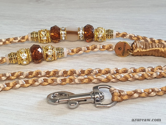 Laisse mousqueton Douceur d’Ambre Azureaw, un tressage fait main caramel & champagne avec perles.