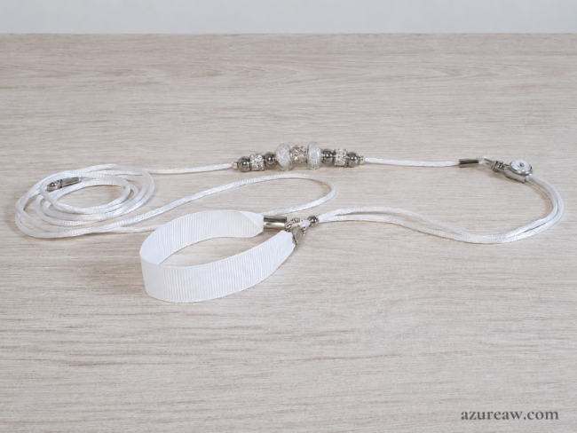 Laisse d’exposition Azureaw blanche avec perles et sous-gorge  – Neige d'argent