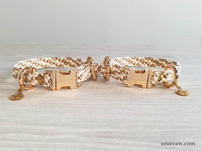 Duo colliers clips entièrement tressés à la main en champagne et ivoire avec finition dorée. 