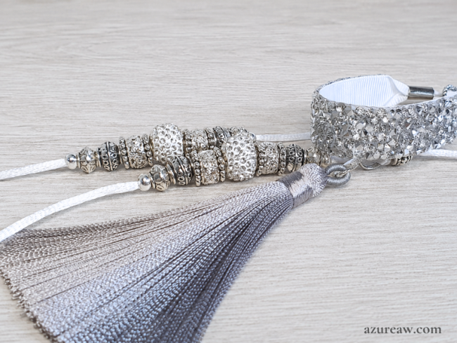 Laisse d’exposition satin blanc, perles strass argentées et blanches, sous-gorge pailleté et pompon argenté. – Azureaw